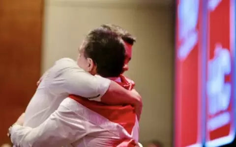 Pedro Alliana abrazando a Horacio Cartes.