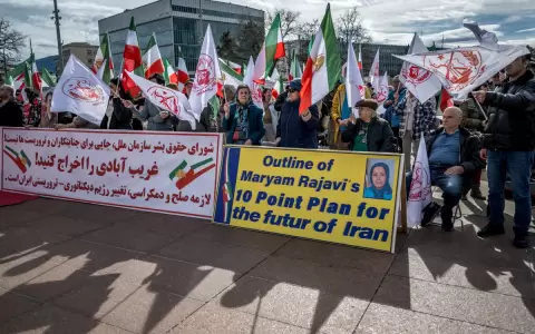 Manifestantes participan en una manifestaci�n contra el r�gimen iran� frente a las oficinas de las Naciones Unidas.