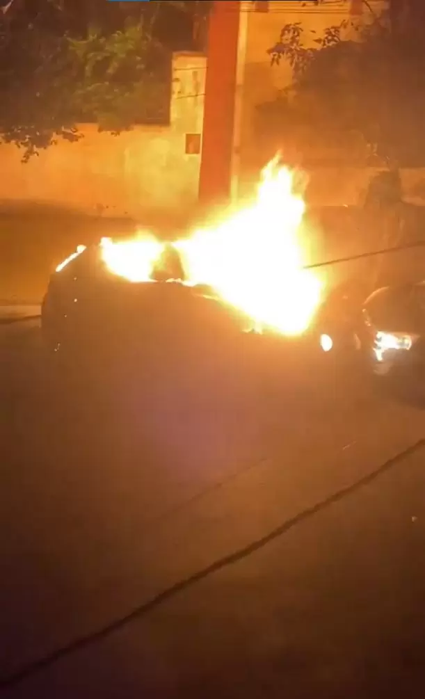 Auto incendiado - Presunto pirómano incendia un vehículo con bomba molotov en Sajonia