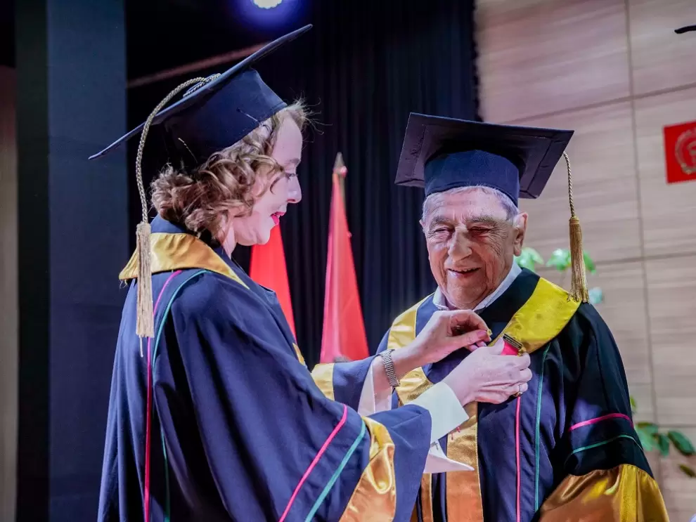 Nadia Czeraniuk, rectora de la UNAE, entregando la medalla a Feliciano Acosta Alcaraz.