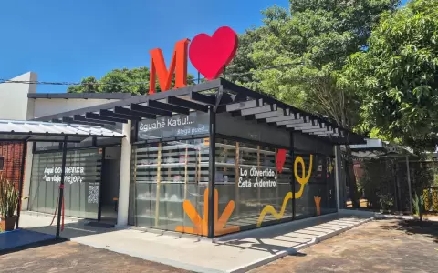 Parada modelo climatizada con cafeter�a y zona de lectura en San Lorenzo.