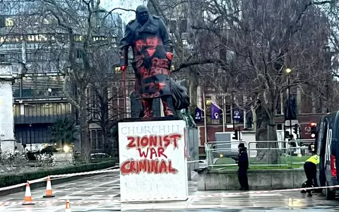 Estatua violentada de Winston Churchill en Londres.