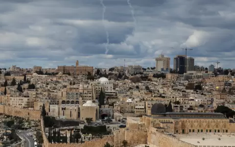 Columnas de humo se elevan tras una explosi�n reportada en Teher�n.