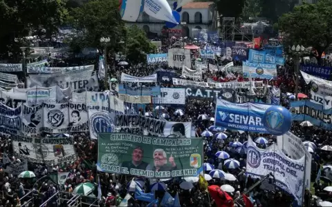Trabajadores y sindicalistas argentinos han realizado numerosas protestas en contra de la reforma laboral.