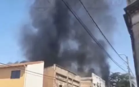 Incendio de gran magnitud en taller cercano al Hospital Militar alarma al microcentro