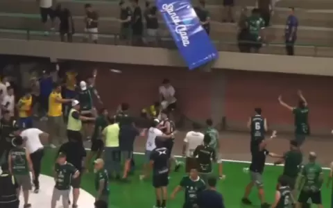 Violencia opaca triunfo de Paranaense en el Cl�sico ante Presidente Franco