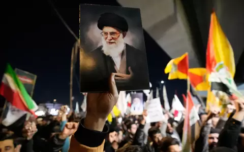 Trump confirma muerte de l�der supremo de Ir�n tras bombardeo conjunto con Israel