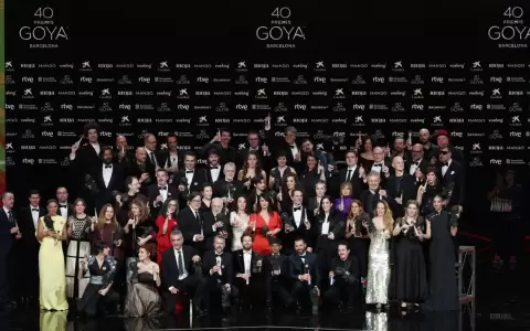 Los ganadores posan para una foto familiar al final de la 40� ceremonia de los premios Goya.