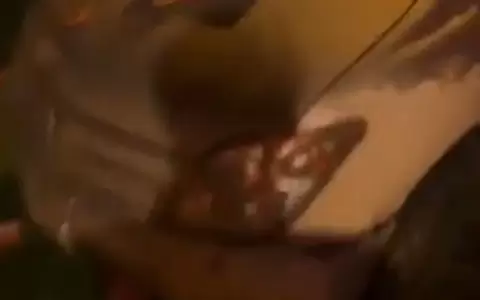 Mujer destruye e intenta incendiar el veh�culo de un joven y deja heridos a sus padres