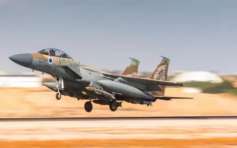Un avi�n de combate F-15 israel� despegando para bombardear objetivos hut�es en Hodeida, Yemen