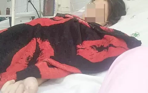 Madre clama ayuda para salvar la vida de su hija que necesita un trasplante