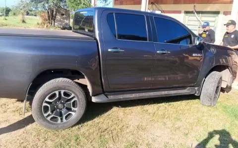 Detienen a efectivo de la Polic�a Nacional con camioneta robada en control vehicular en R�o Verde.
