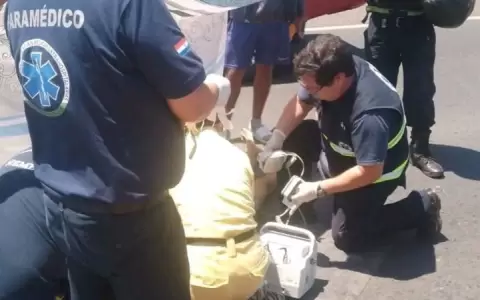 Param�dicos asistiendo al accidentado.