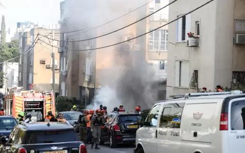 Las fuerzas de seguridad israel�es y el personal de emergencia se re�nen en un lugar alcanzado por un proyectil en Tel Aviv el 3 de marzo de 2026.