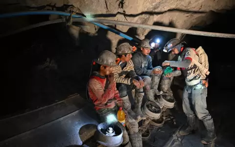 Deslumbrados por los altos precios internacionales de los metales, ni�os y j�venes bolivianos se aventuran a diario dentro del Cerro Rico de Potos�.
