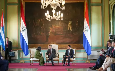 Embajadora de la Rep�blica de Cuba, Belkis Lay Rodr�guez junto a Pe�a y el canciller.