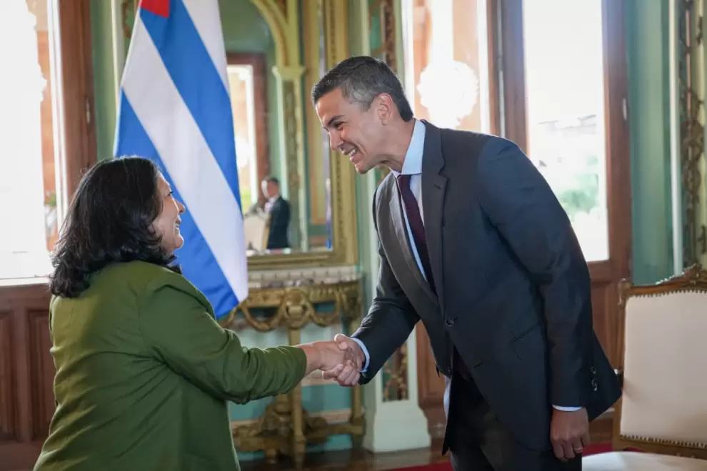 Peña recibió las cartas credenciales de la nueva embajadora de Cuba.