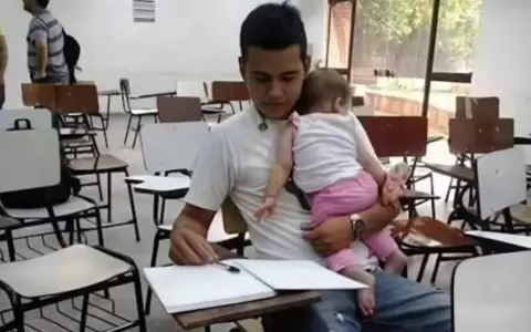 Estudiante de Derecho junto a su hija.
