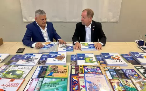 Pablo Le�n Buri�n, el director de la editorial, y Harold Bergen, gobernador de Boquer�n.