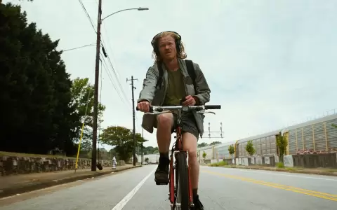 Jesse Plemons es "Teddy Gatz" en Bugonia.