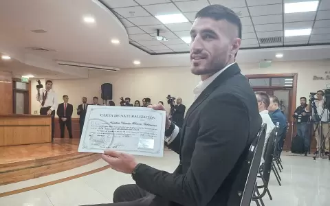 Gast�n Olveira con la carta de naturalizaci�n.