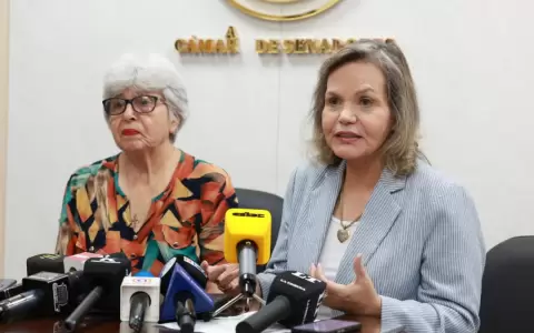 Corina Falc�n y Lilian Samaniego.