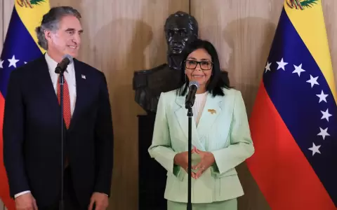 La presidenta encargada de Venezuela, Delcy Rodr�guez, junto al secretario de Interior de EEUU, Doug Burgum.