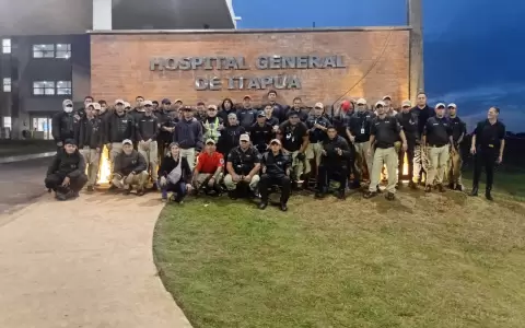 Guardias denuncian salarios recortados y turnos de hasta 24 horas frente al Hospital General de Itap�a.