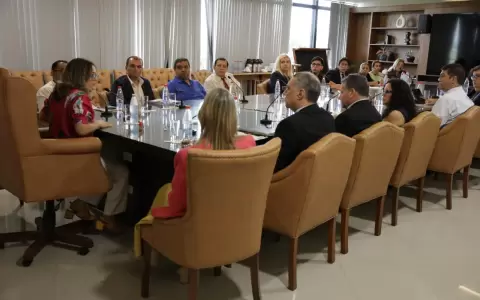 Comisi�n en favor de v�ctimas de la mafia de los pagar�s.