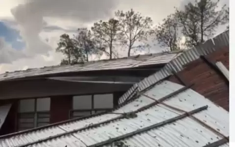 Escuela de Encarnaci�n qued� destechada tras temporal.