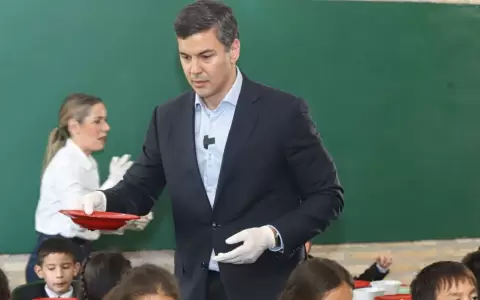 El presidente Pe�a y la primera dama, Leticia Ocampos, compartiendo un almuerzo con estudiantes, en el 2024, cuando el programa reci�n se estranaba.