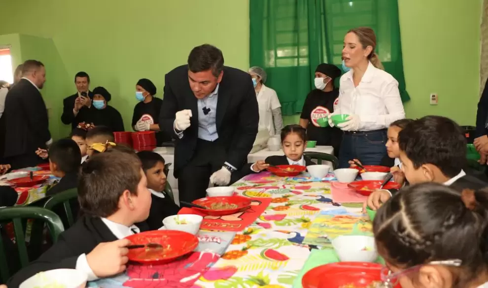 Santiago Pe�a entregando almuerzos escolares.