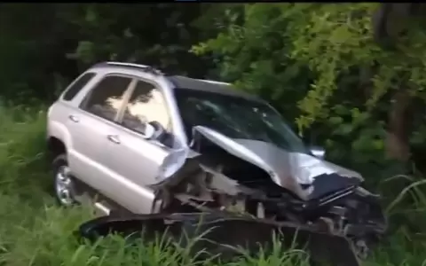 Auto cae a arroyo tras maniobra evasiva en autopista.