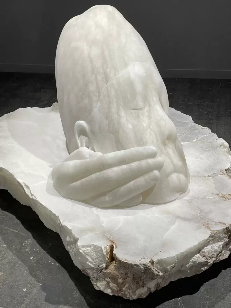 Jaume Plensa, Le rêve de Lucie, 2025. Alabastro. Cortesía