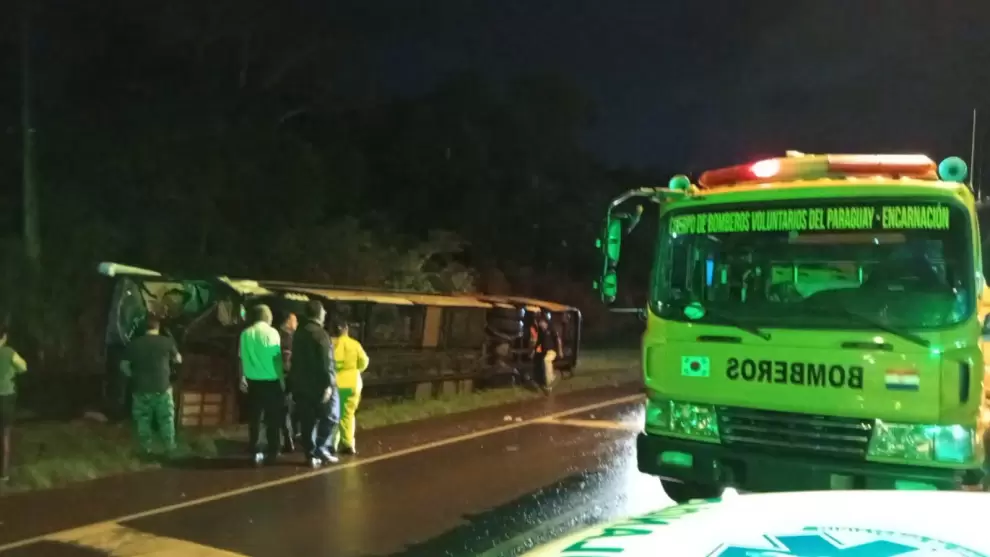 Choque entre dos colectivos y una camioneta deja un muerto y varios heridos en Encarnaci�n