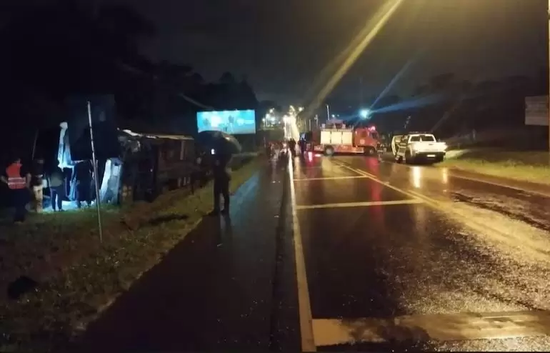 Choque entre dos colectivos y una camioneta deja un muerto y varios heridos en Encarnaci�n