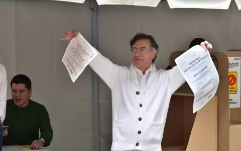 Gustavo Gustavo votando en las elecciones legislativas de Colombia.
