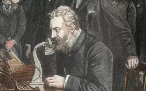 A�os despu�s de la primera llamada telef�nica, Alexander Graham Bell realiz� la primera conexi�n telef�nica entre Nueva York y Chicago.