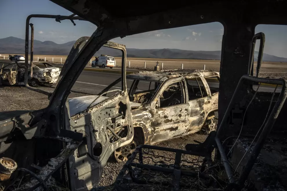 Veh�culos incendiados en la carretera de Guadalajara a Tapalpa, en el estado de Jalisco, M�xico, el 24 de febrero de 2026. Foto: C�sar Rodr�guez / NYT