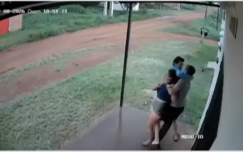 Momento en que el vecino pelea con el agresor para evitar que la mujer muera y quien previamente sufri� un arrollamiento por parte de su marido.