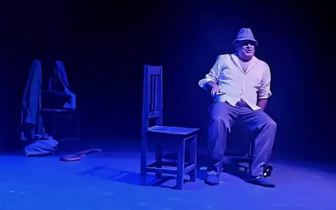 Puesta en escena de  "Dos hombres junto al r�o".