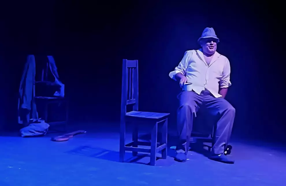 Puesta en escena de "Dos hombres junto al río".