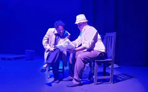 Puesta en escena de  "Dos hombres junto al r�o".