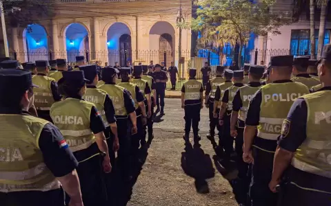 Despliegue policial que acompa�ar� la movilizaci�n de docentes en Asunci�n.