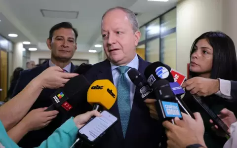 Carlos Fern�ndez Valdovinos, ministro.