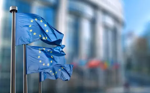 Banderas de la UE junto a una de las sedes institucionales en Bruselas.