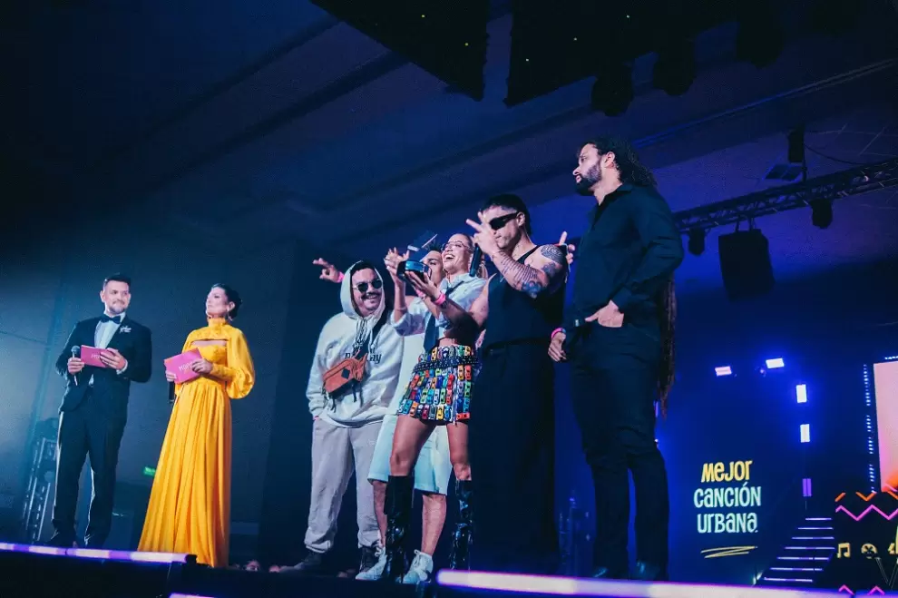 Japiaguar y Kaese reciben el galardón "Mejor Canción Urbana". Cortesía