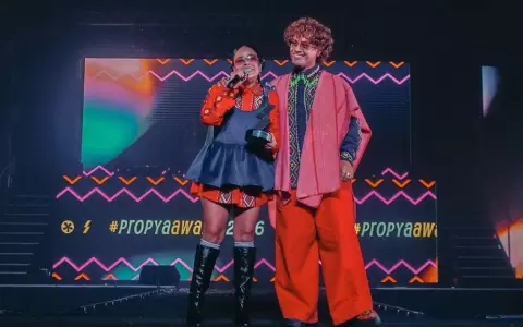 Jennifer Hicks y Miguel Narv�ez, ganadores del premio Artista del A�o con Purah�i Soul, durante la entrega de los Propya Awards.