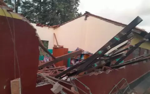 Derrumbe del techo de una escuela en Caaguaz�.