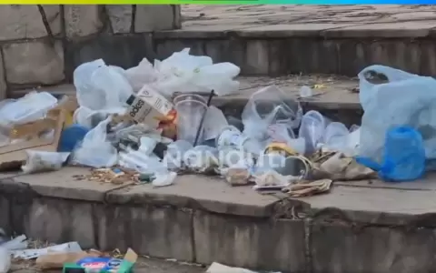 Restos de basuras en la Plaza de Armas tras la movilizaci�n de docentes. Foto: 1020 AM.
